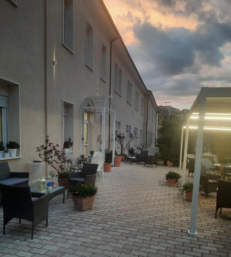 Hotel Porta Rivera LʼAquila Exteriör bild