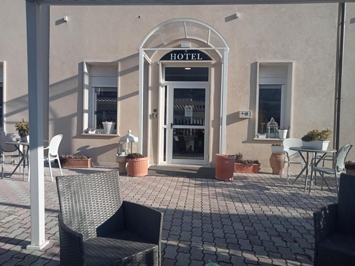 Hotel Porta Rivera LʼAquila Exteriör bild