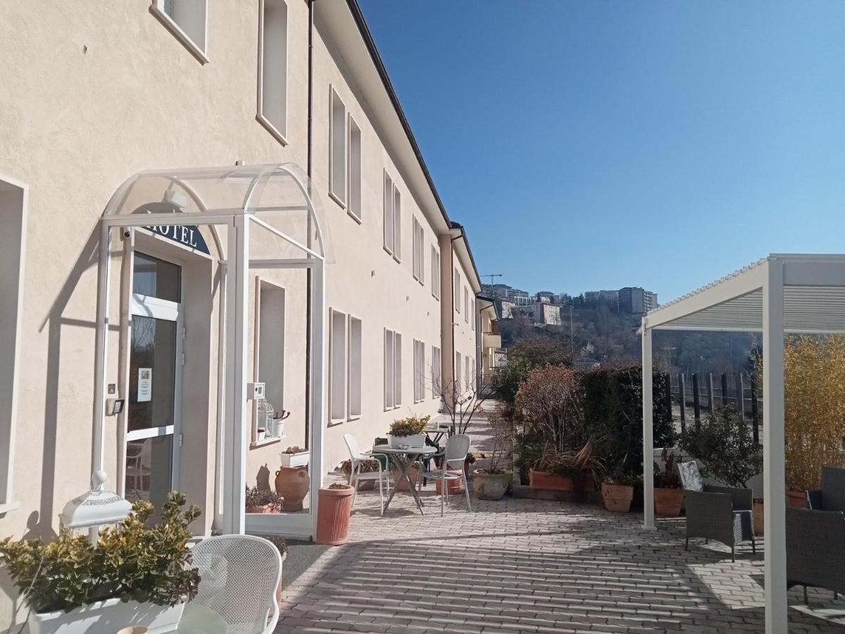 Hotel Porta Rivera LʼAquila Exteriör bild