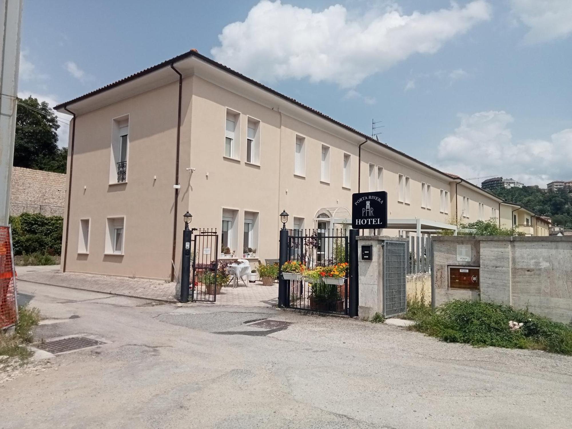 Hotel Porta Rivera LʼAquila Exteriör bild